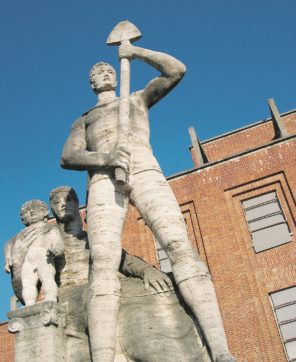 Copertina di La città della cellulosa  che conserva storie italiane