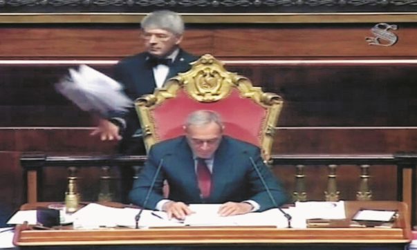 Copertina di Manicomio Senato: Matteo è Paperinik  e l’aula diventa cieca