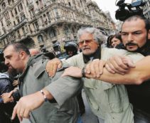 Copertina di “Grillo prendi una pala”. Lui: “Fate spalare Renzi”