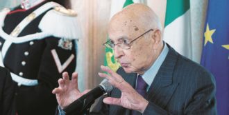 Copertina di ”Basta a lungaggini burocratiche”