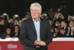 Copertina di Tra monnezza e transenne, festa sul viale del tramonto