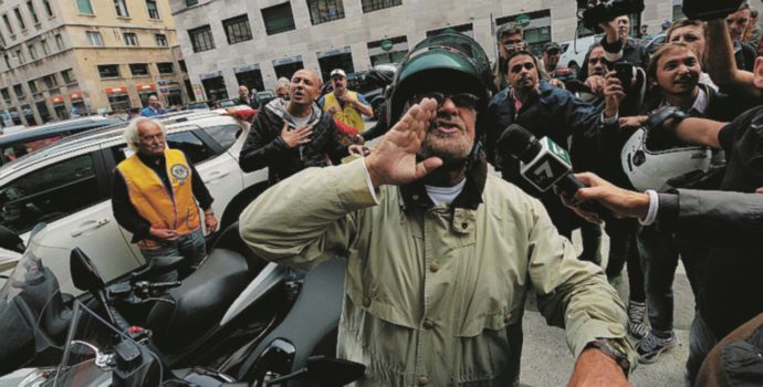 Copertina di Un capo ultras ha scortato Grillo a Genova