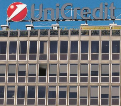 Copertina di Unicredit, paga il bancario