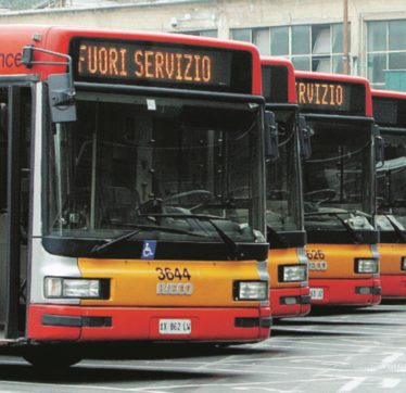 Copertina di “Non possiamo  più sostenere  i 420 indigenti”. Vittime di Renzi: scuola, bus, servizi