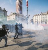 Copertina di “Piazze piene contro Renzi  e arrivano i manganelli”