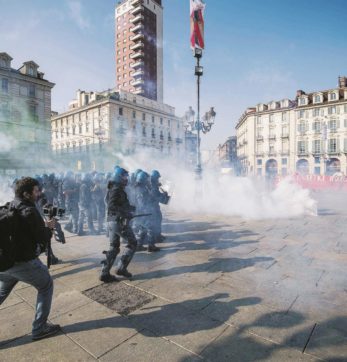 Copertina di “Piazze piene contro Renzi  e arrivano i manganelli”