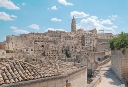 Copertina di La terra dove cultura fa rima con Petrolio