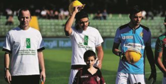 Copertina di La Ternana in campo con i caschetti degli operai Thyssen