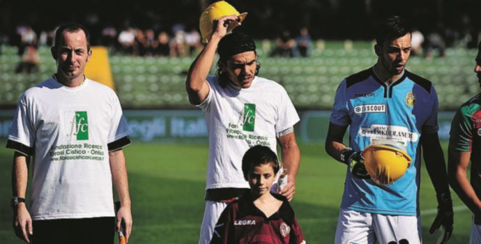 Copertina di La Ternana in campo con i caschetti degli operai Thyssen