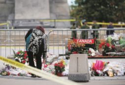 Copertina di Il lupo solitario  che imbarazza  il governo canadese