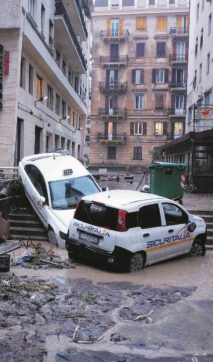 Copertina di “Genova è allagata”:  la protezione civile  ha chiuso alle 18