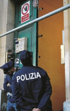 Copertina di Orrore nella casa occupata: uccide i figli e si impicca