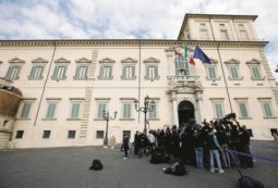 Copertina di Affamati di notizie dietro un nastro blu