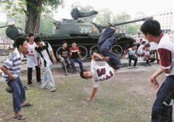 Copertina di “Contro il regime canto finte canzoni d’amore”