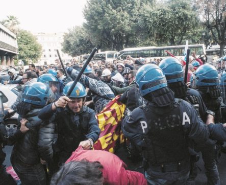 Copertina di Il Lavoro nell’era  Renzi: prima ti caccio, poi ti meno