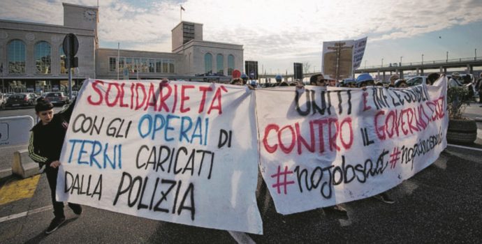 Copertina di Solidarietà agli operai aggrediti