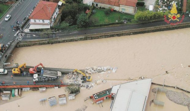 Copertina di Carrara, “argine mal fatto” Città sott’acqua: 450 sfollati