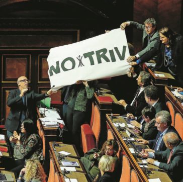 Copertina di Manovra nel mirino della Ue. È scontro sui tagli ai Comuni