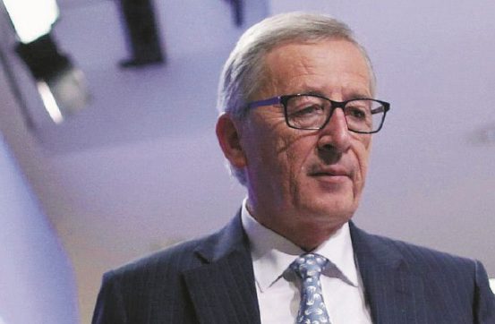 Copertina di Processo a Juncker.  A rischio Il piano  da 300 miliardi