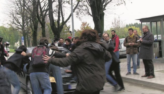 Copertina di Lega, Salvini provoca e gli sfasciano l’auto.  Antagonisti investiti