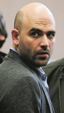 Copertina di Minacce a Saviano, condannato solo l’avvocato. La camorra no