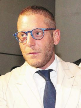 Copertina di Lapo Elkann difende la famiglia: sbeffeggia Della Valle con le Hogan