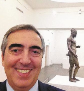 Gasparri, selfie con i Bronzi. Polemica su Twitter