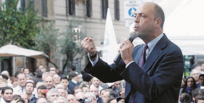 Copertina di Alfano, solo mille con il ministro per il Family Act