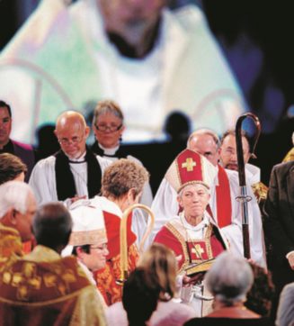 Copertina di Donne vescovo, gli anglicani votano a favore