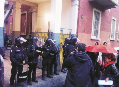 Copertina di Milano, dagli occupanti mattoni contro la polizia