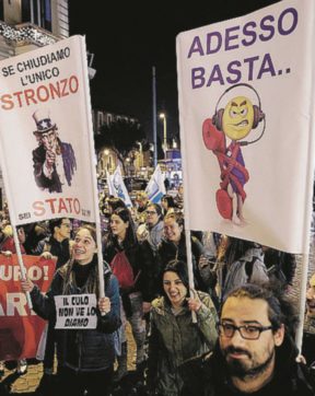 Copertina di La solitudine dei call center in piazza