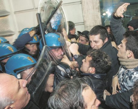 Cosenza, botte e blindati. Matteo parla ai notabili