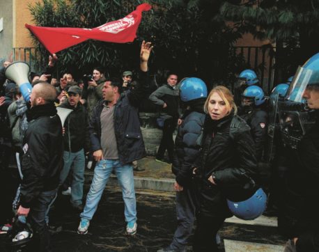 Copertina di L’“autunno caldo” di Maroni esplode nelle mani di Pisapia