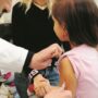 Copertina di Morbillo, +46% di casi nei primi mesi del 2026. Nessuna Regione raggiunge la copertura vaccinale. Allarme sugli operatori sanitari