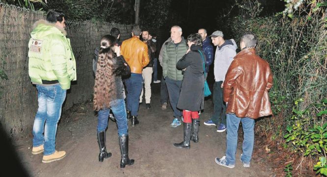 Grillo, fuori  altri due: protesta sotto casa