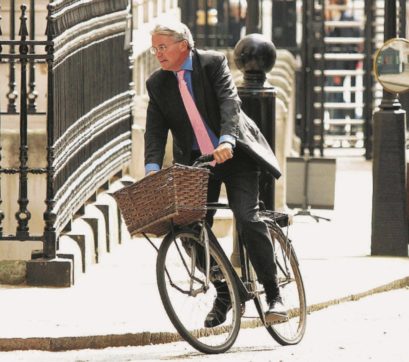 Dare del “fottuto plebeo” costa la carriera