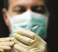 Copertina di Cancro, il vaccino a Rna messaggero a 10mila pazienti nel Regno Unito entro il 2030. L’annuncio di Biontech