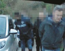 Copertina di “Facevo le buste per i politici    fino a 10mila euro alla volta”