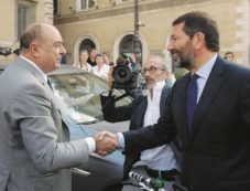 Copertina di Marino “risorge”: dal Pd al prefetto tutti col Marziano