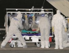 Copertina di Ebola, il medico  italiano attaccato  al respiratore