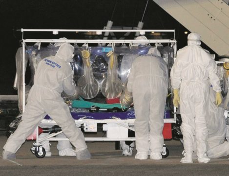 Ebola, il medico  italiano attaccato  al respiratore