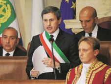 Copertina di Alemanno, tangenti e minacce