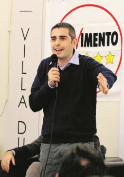 Sono oltre 400 con Pizzarotti, Grillo li stoppa