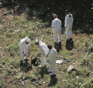 Copertina di “Ha ucciso i figli con un antidepressivo e ha nascosto i corpi nelle valigie per anni”: la madre va a processo