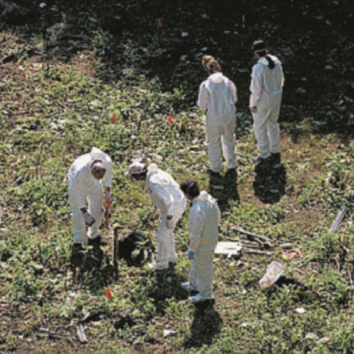 “Ha ucciso i figli con un antidepressivo e ha nascosto i corpi nelle valigie per anni”: la madre va a processo