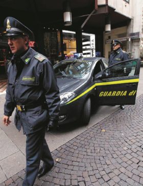 Copertina di Mafia capitale, botte al finanziere