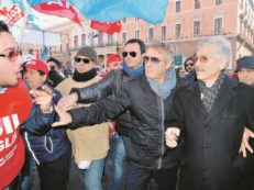 Copertina di D’Alema, fischi e insulti: Bari lo caccia dalla piazza