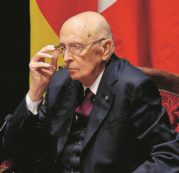 Copertina di Un’altra strigliata di Napolitano: “Rispettatevi, fate male all’Italia”