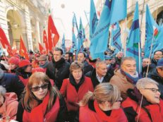 Copertina di Lavoro, 54 piazze chiedono a Renzi di “cambiare verso”