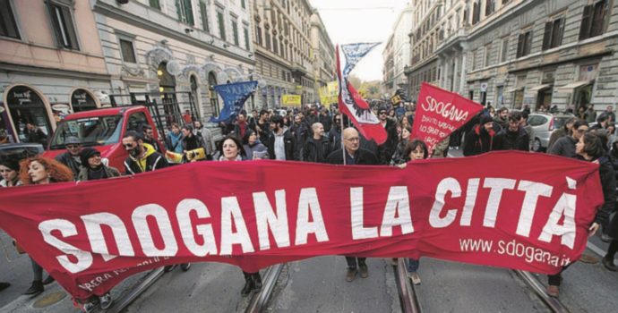 Copertina di In 200 in corteo I cori: “Giù le mani  dalla nostra città”